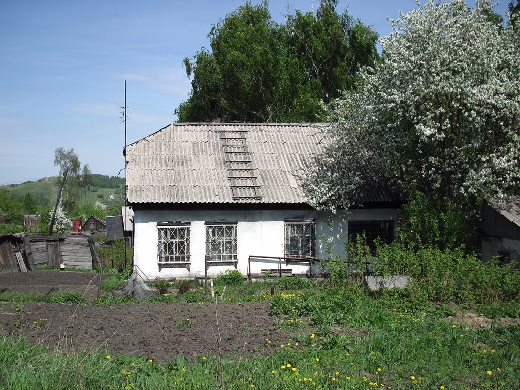 Домик с решетками