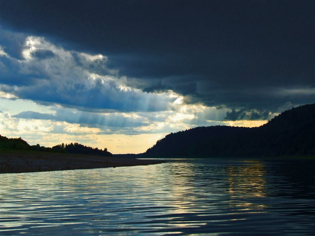 Гроза над плёсом перед плотиной Крапивинской ГЭС. Thunder-storm over a reach before a dam of Krapivinsky HYDROELECTRIC POWER STATION.