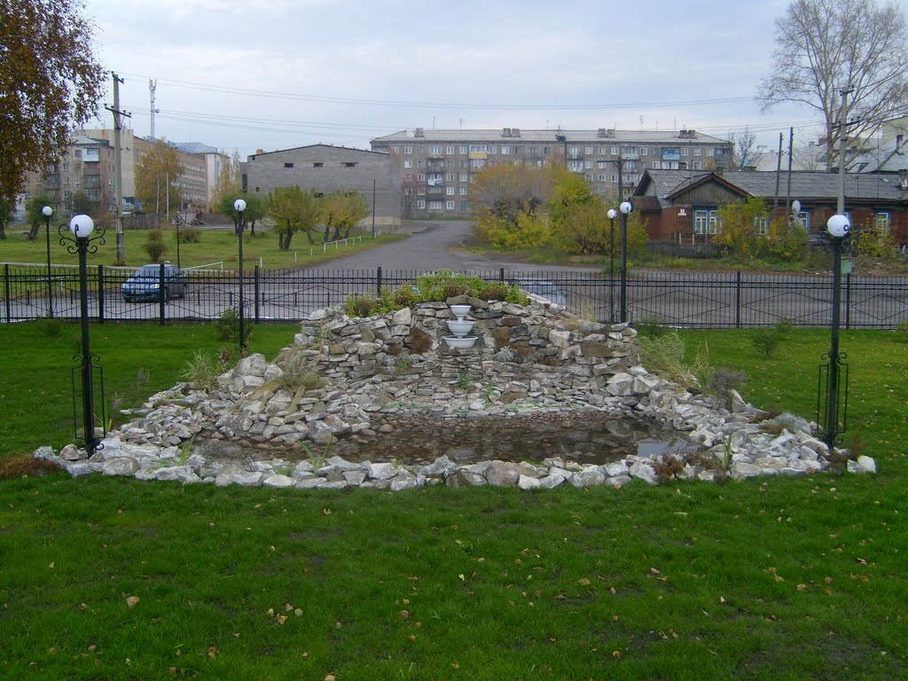 Фонтан у железнодорожного вокзала г. Ленинска-Кузнецкого. Осень 2010 г.