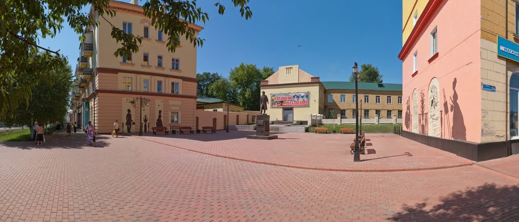 Площадь перед зданием Управления образования, июнь 2011
