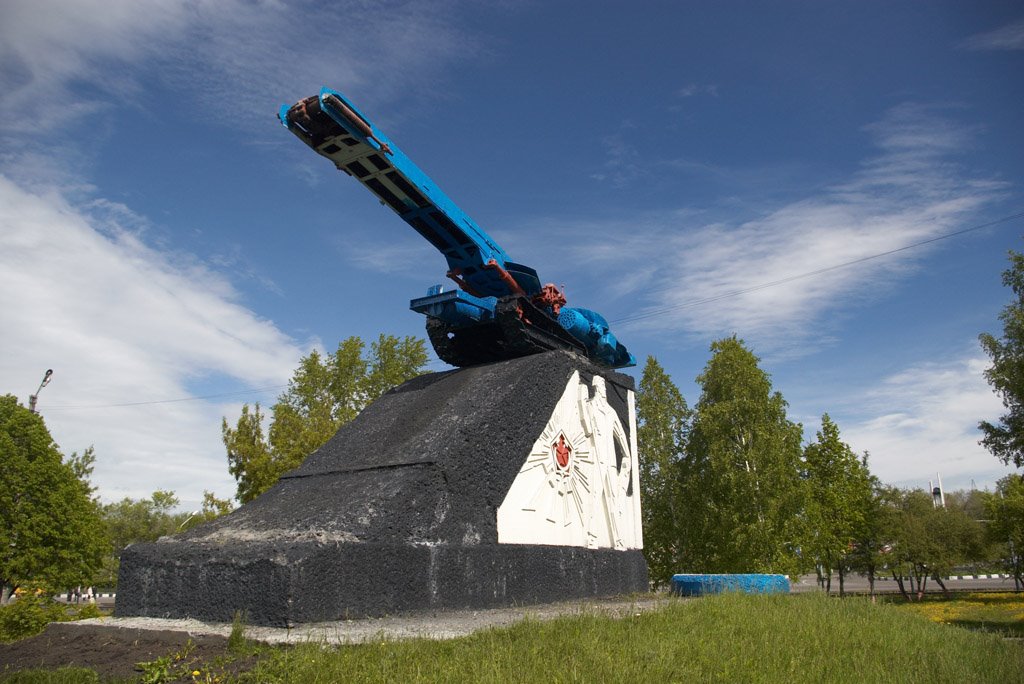 Памятник шахтёрскому труду (углепогрузочная машина УП-3), май 2007
