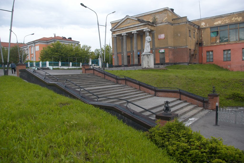 центр города, кинотеатр им. Н. Островского, июнь 2007