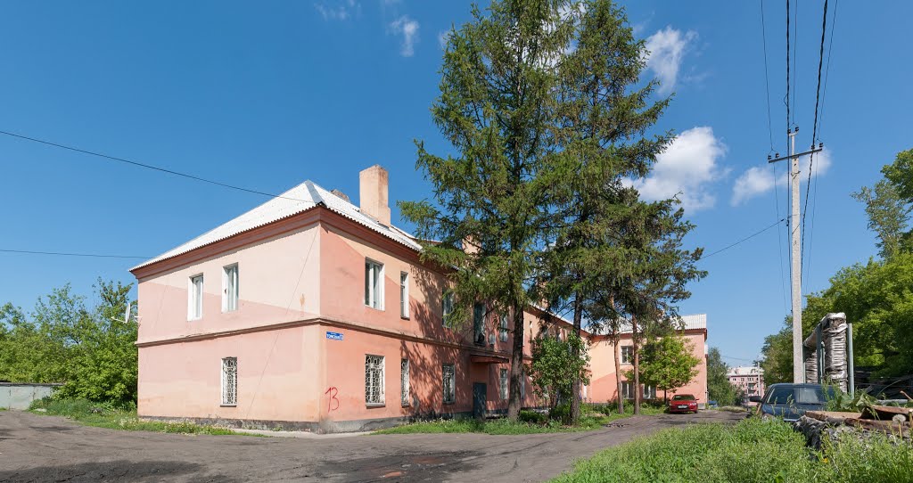 Ул. Томская, 13 и 13а, июнь 2013