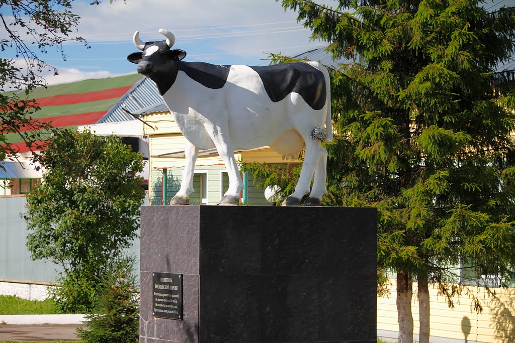 Памятник Российской КОРОВЕ.