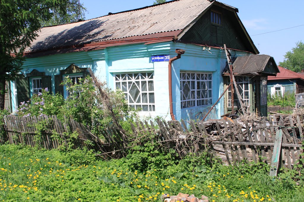 В этом доме в период с 1948 по 2000 год проживали мой дед Сафоново И.Б. и бабушка Лазаревич Л.В. (фото от июня 2012 г.)