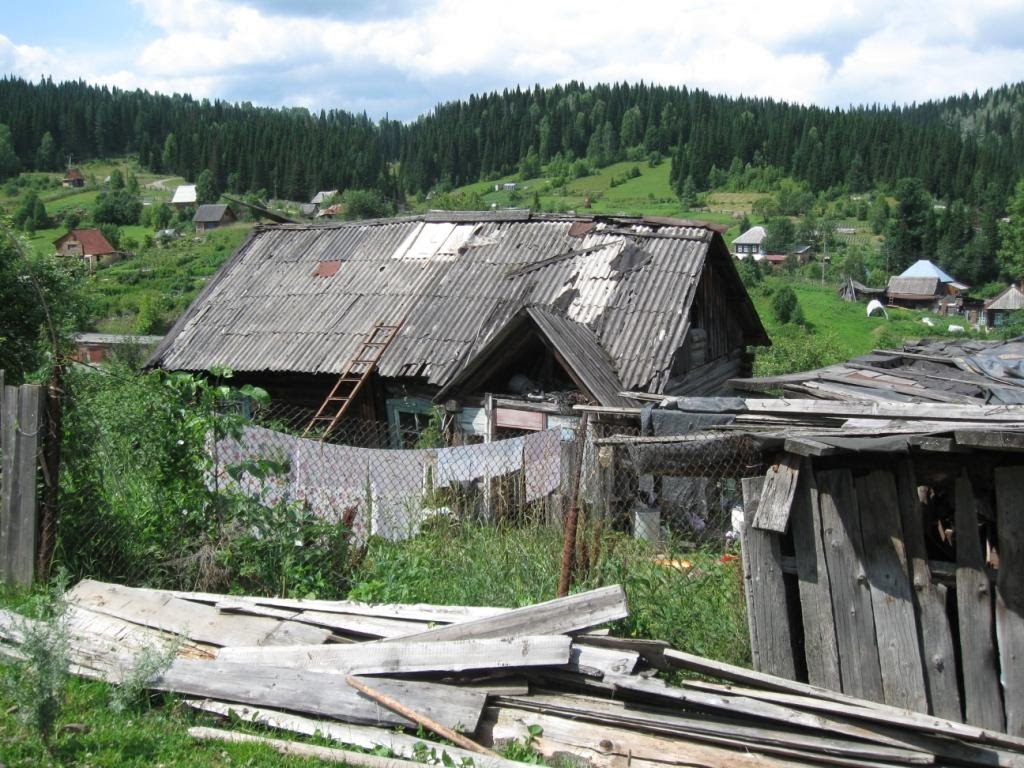 Dilapidated house in Alchok area.