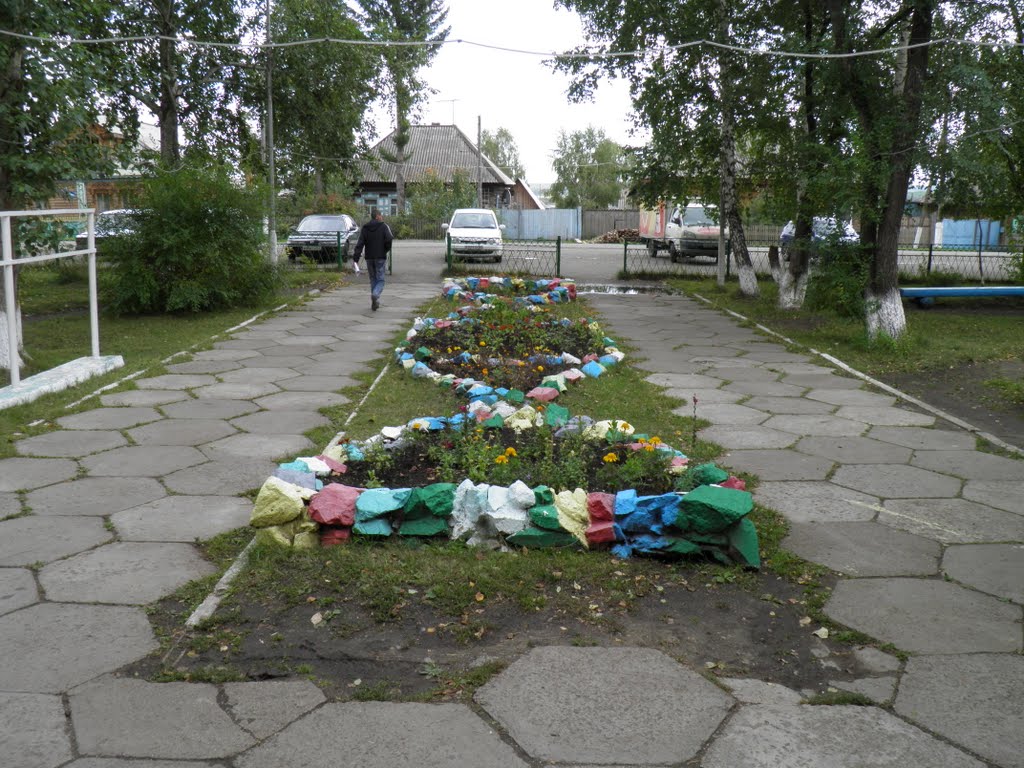 Во дворе Тисульской ЦРБ.