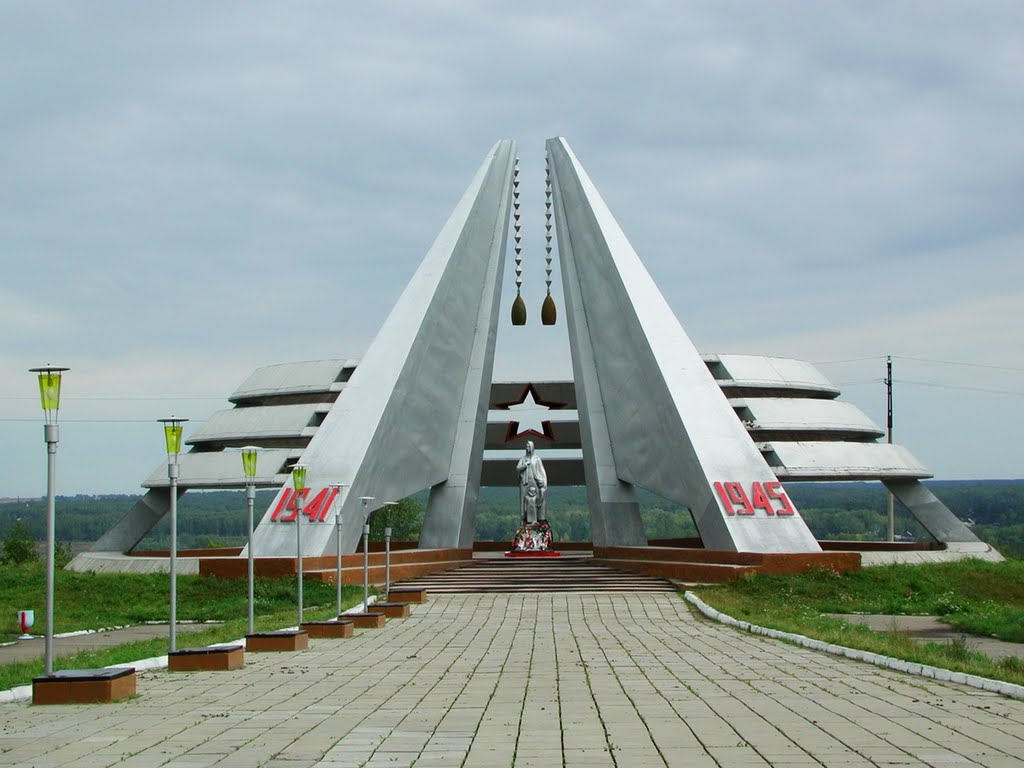 Мемориальный комплекс ВОВ в г.Юрга (август 2001г.)