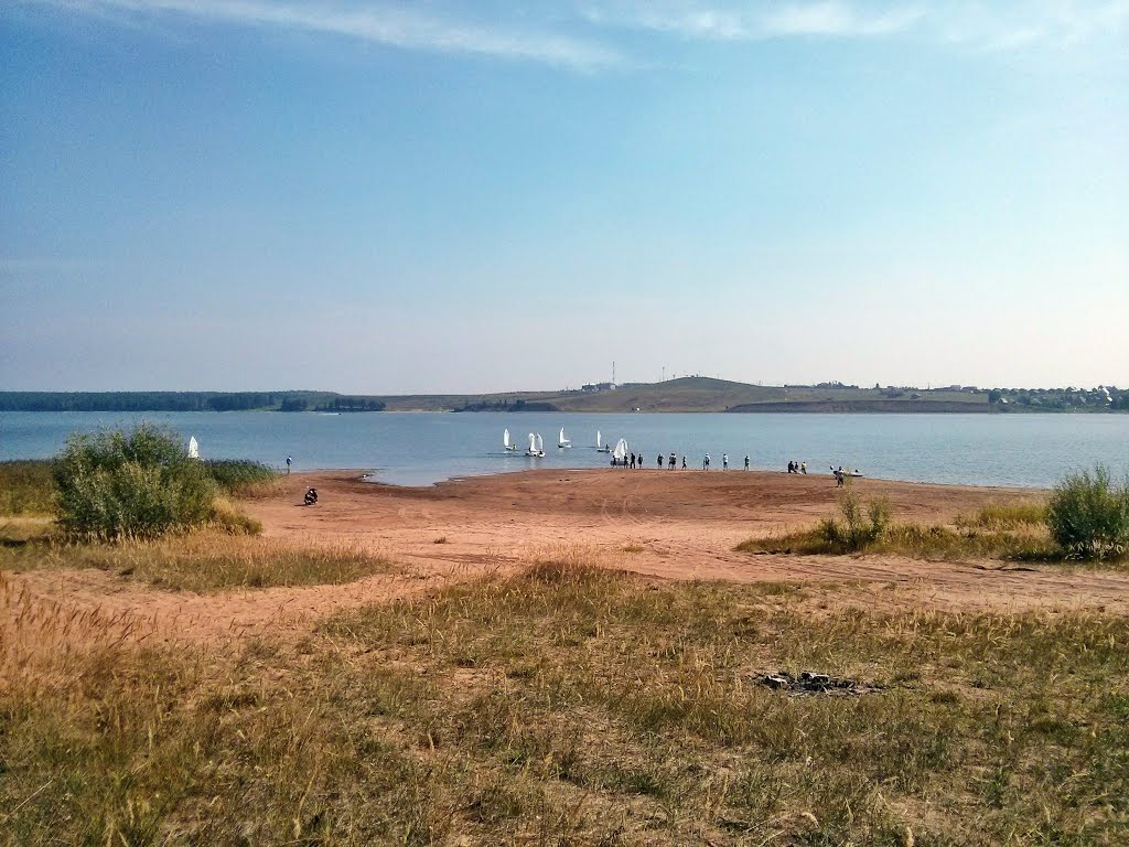 Старый пляж и лодки вдалеке