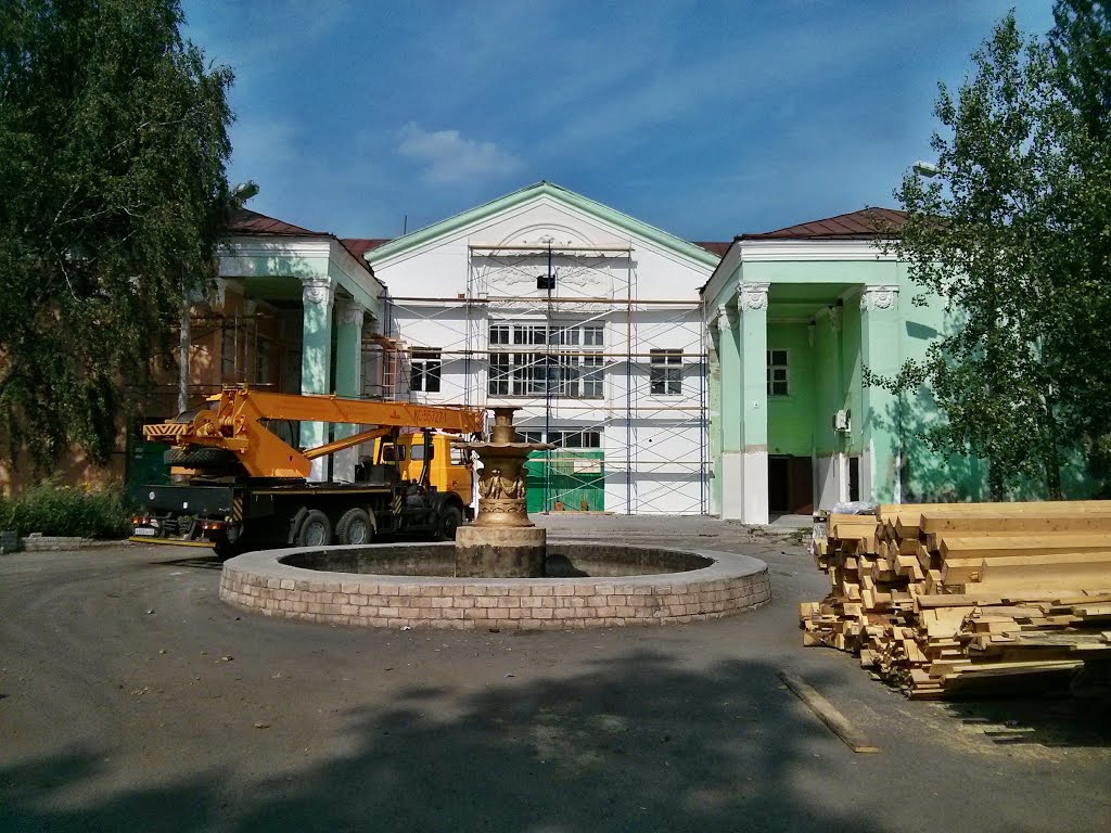 Фонтан и реставрация здания