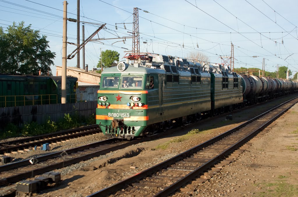 Электровоз ВЛ80с-1513, ст. Зуевка Горьковской ЖД / Electric locomotive VL80s-1513, station Zuevka of Gorky division of RZD (15/06/2008)