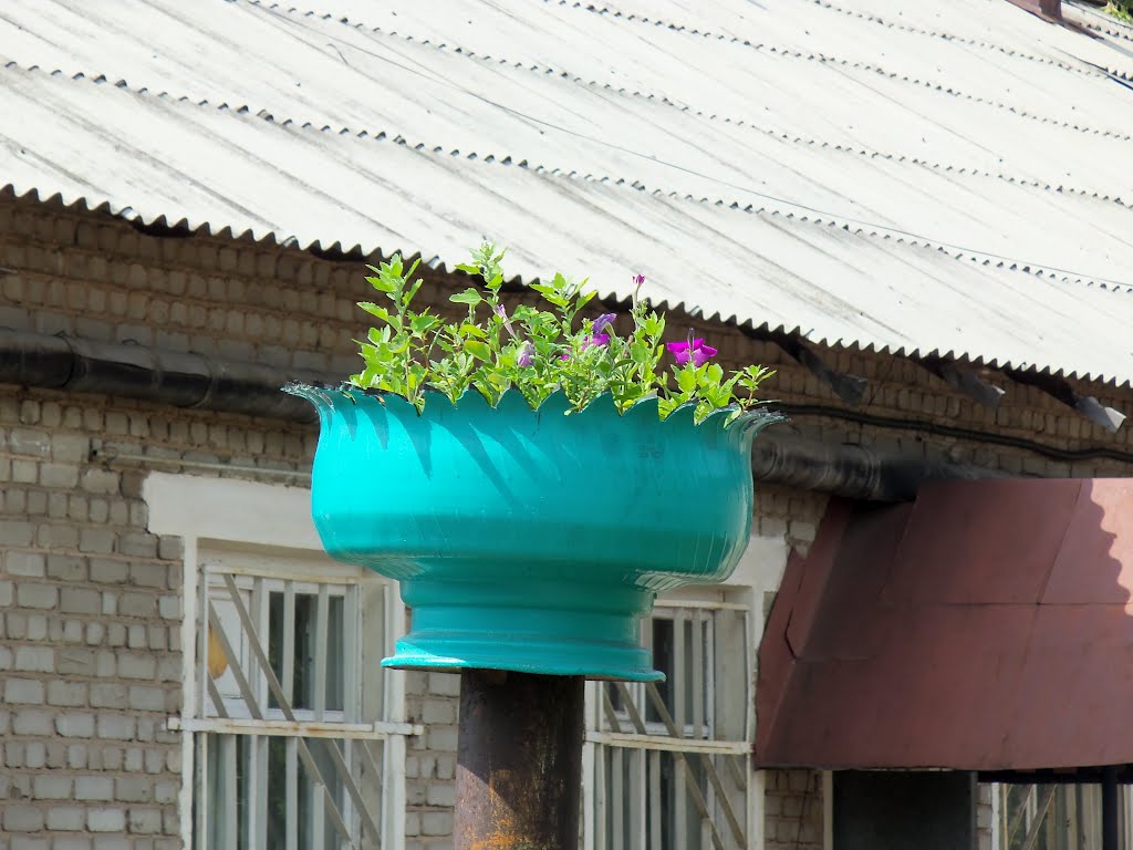Клумба на воротах
