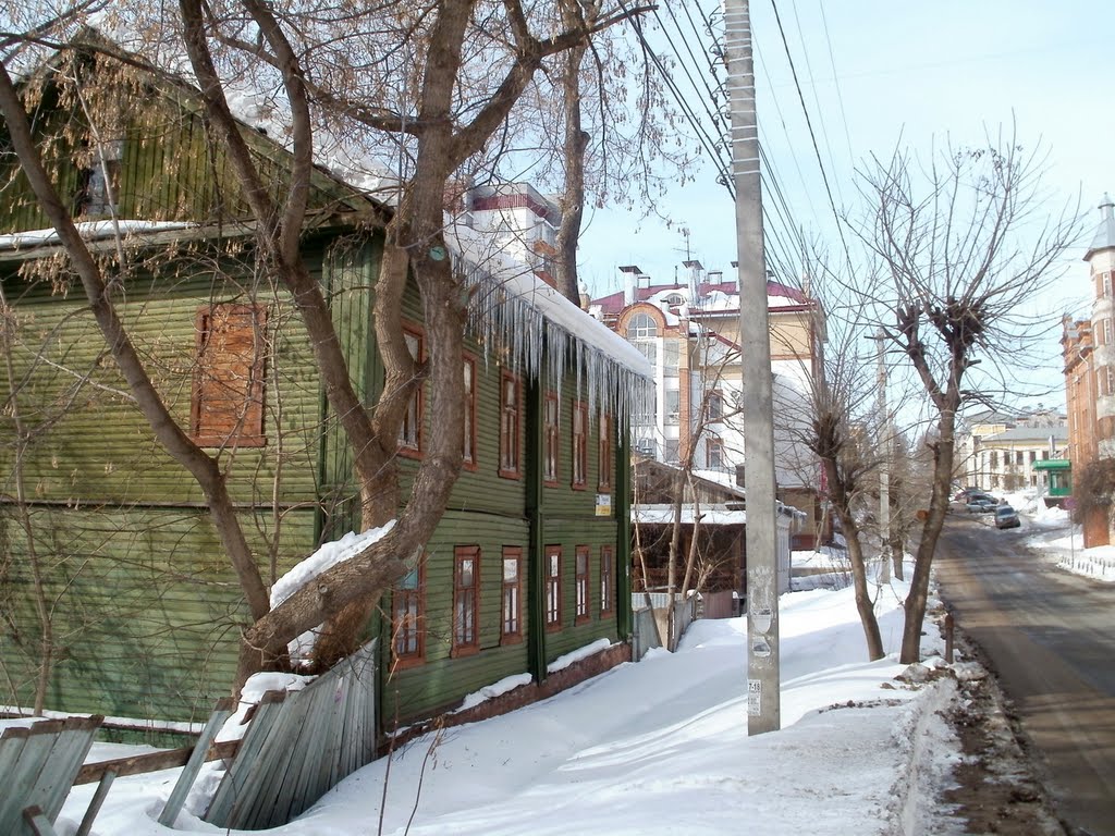 Март. Сосульки. Старый дом на ул.Герцена.