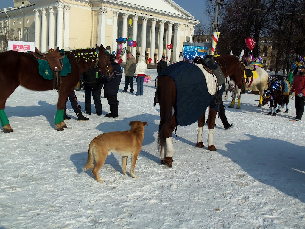 У Драмтеатра