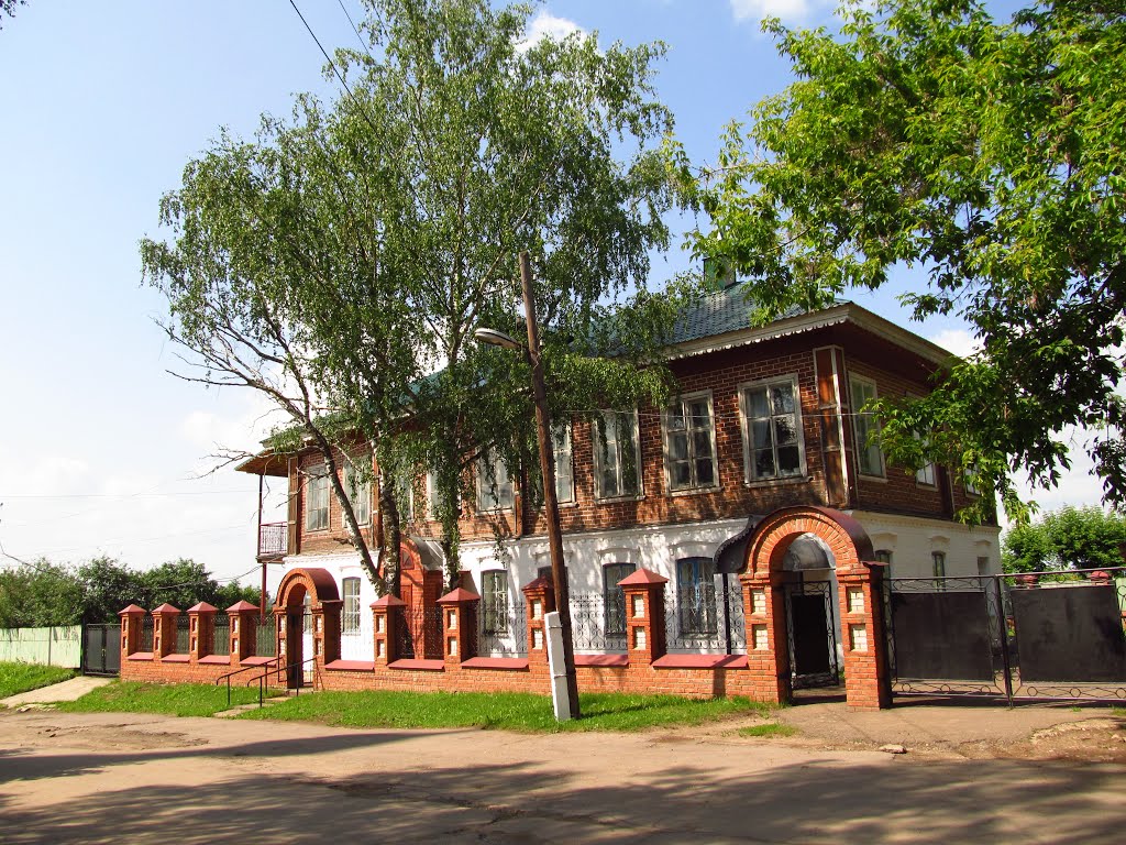 Переобустроенный старый дом у церкви