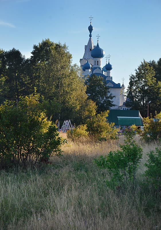 Вид с пляжа на Покровскую церковь