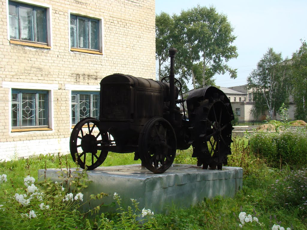 Памятник трактору