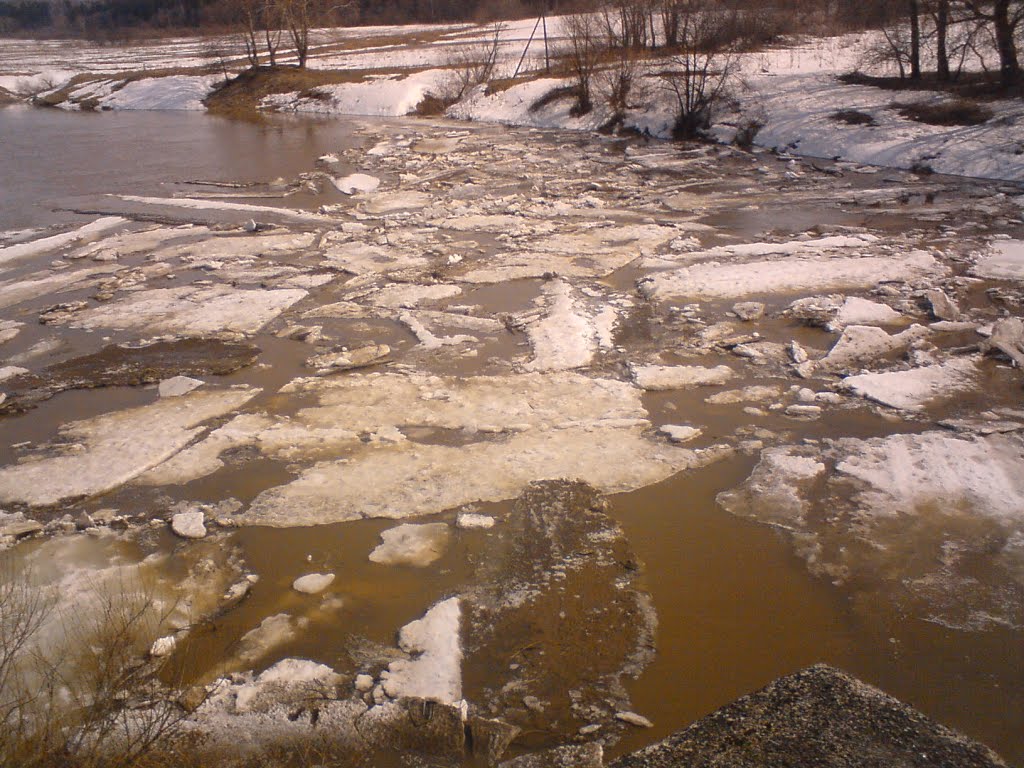 затор льдин у чащинского моста..congestion at the bridge of ice floes