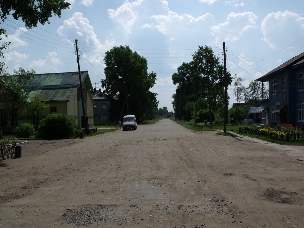 Перекресток ул. Первомайская и Октябрьская. Вид в сторону вокзала.