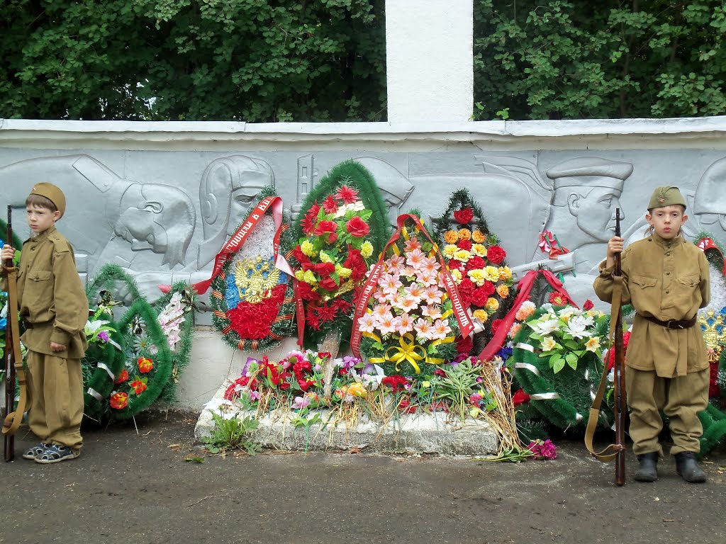 Почётный караул у мемориала