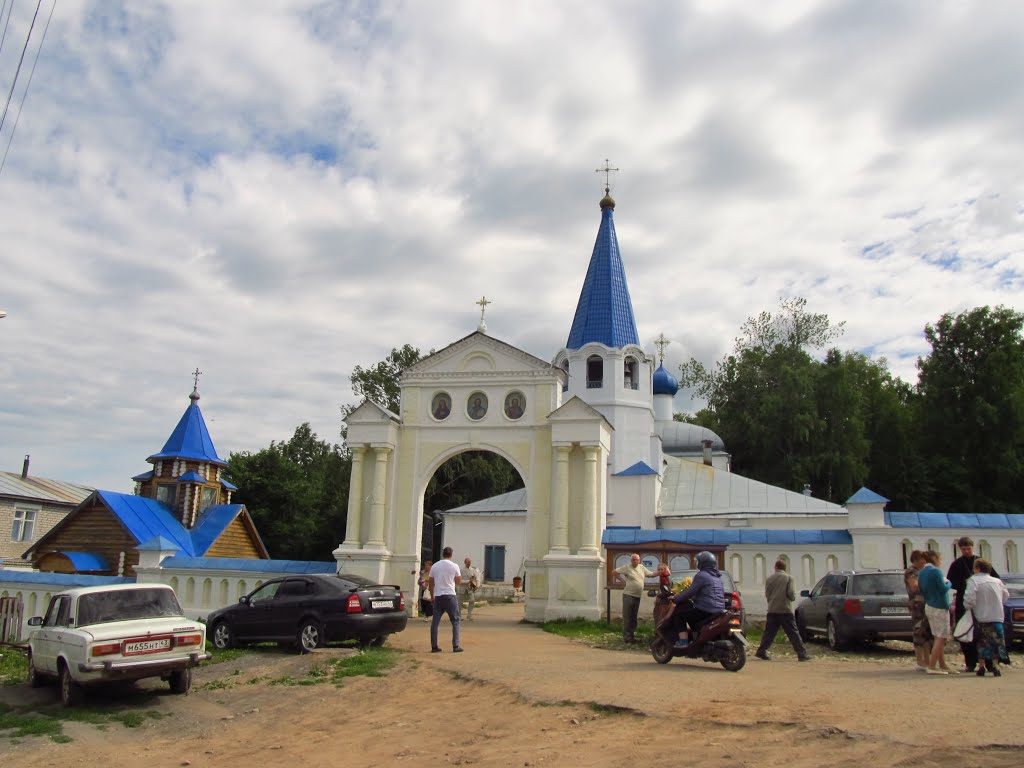 У Покровской церкви