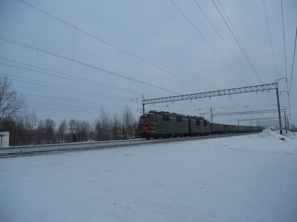 Электровоз переменного тока ВЛ80 проходит по станции Фаленки