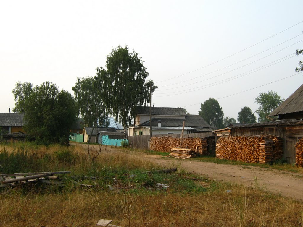 Ул.8-е марта, п.Юрья, поленницы