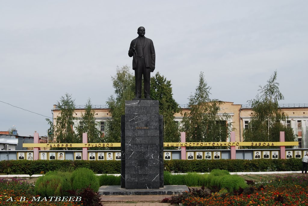 Вятские Поляны. Памятник В. И. Ленину на площади Труда у проходной ОАО "Молот", 25.08.2010 г.