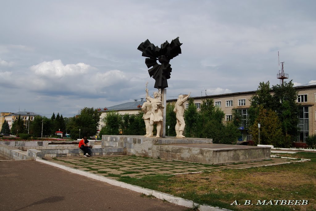 Вятские Поляны. Композиция "Слава Труду" на площади Труда, 25.08.2010 г.