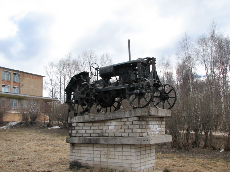 Старинный трактор
