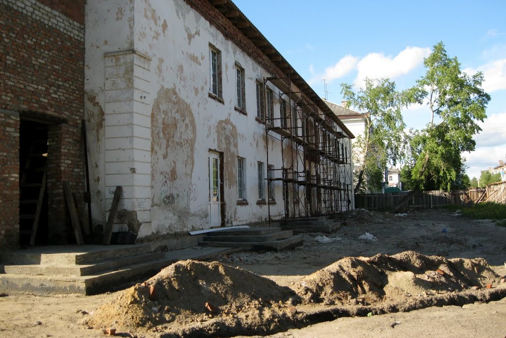 Очередной ТЦ строится в здании бывшей СОШ №65 (2012г.)