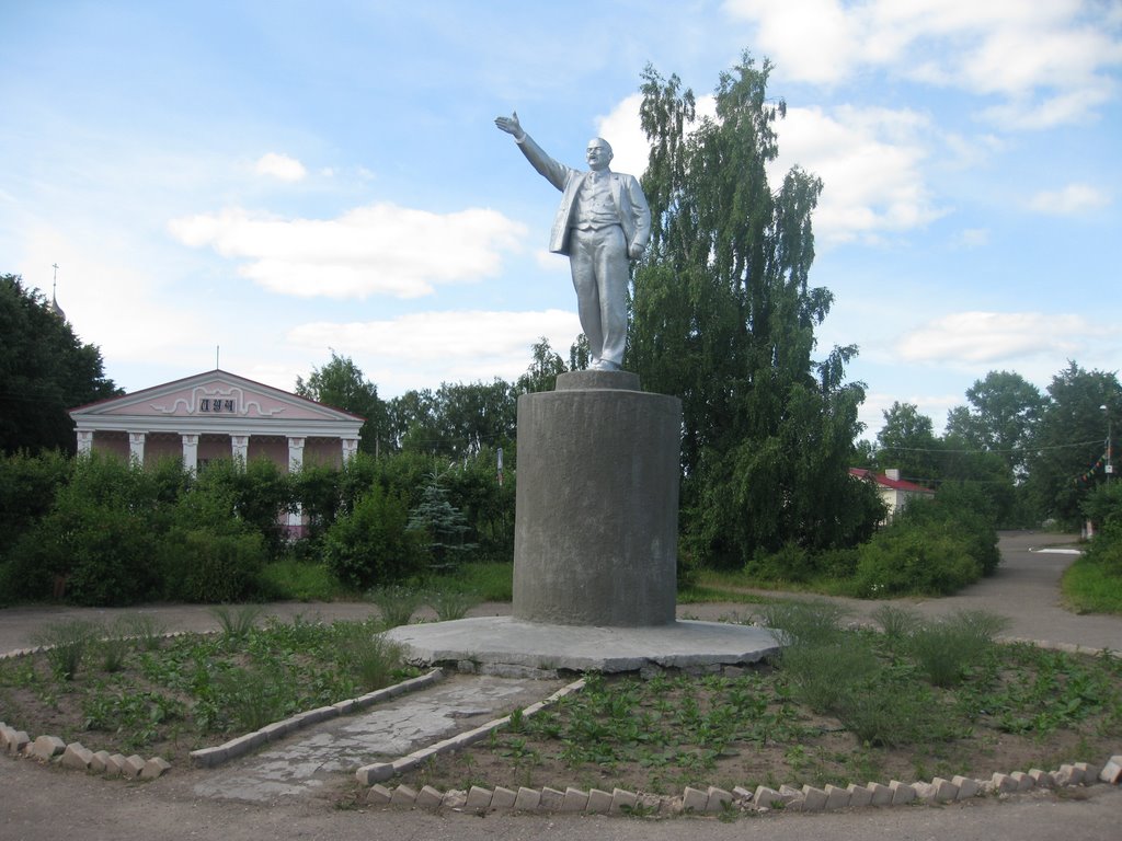 Ильич у кинотеатра Луч