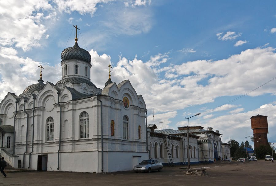 Храм на привокзальной площади Буя