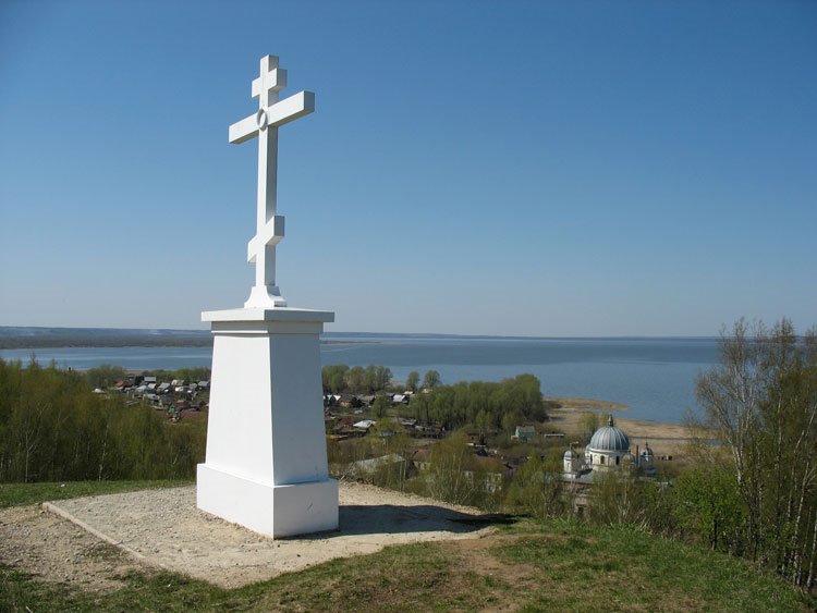 Поклонный крест на Шемякиной горе в память трагических событий Смутного времени.