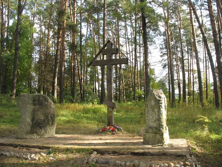 Памятный крест на месте городского кладбища и церкви Всех Святых.