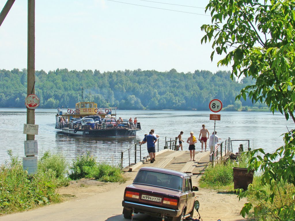 Паромная переправа через Волгу у  Красное-на-Волге