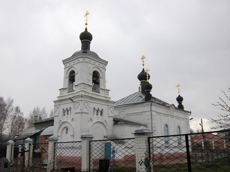 Всехсвятская церковь на кладбище села Красного.