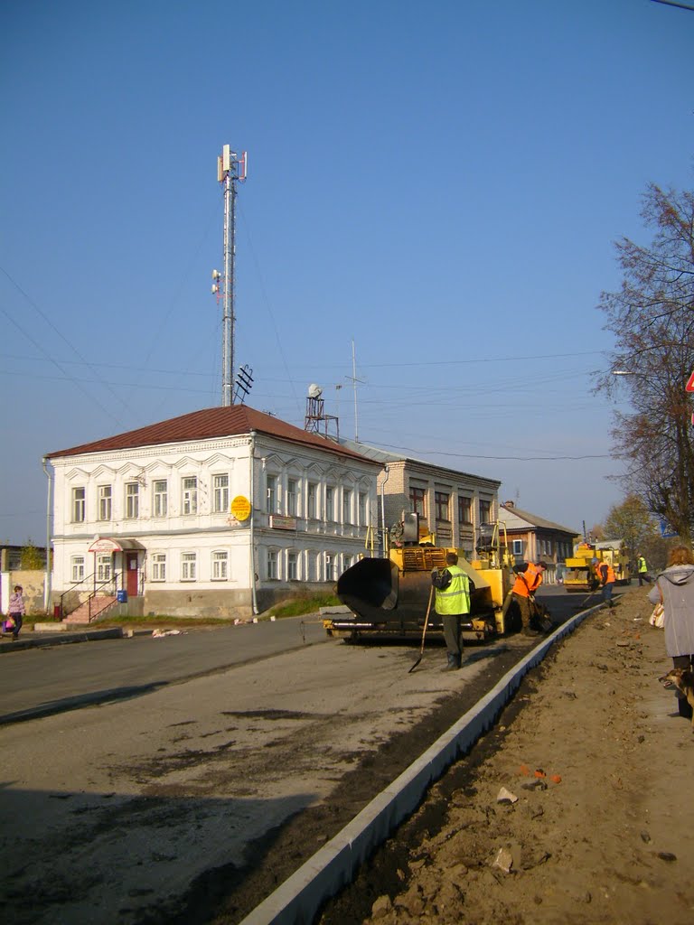 Кострома. На ул. Советской в пгт Красное кладут асфальт. 8/10/2011г.