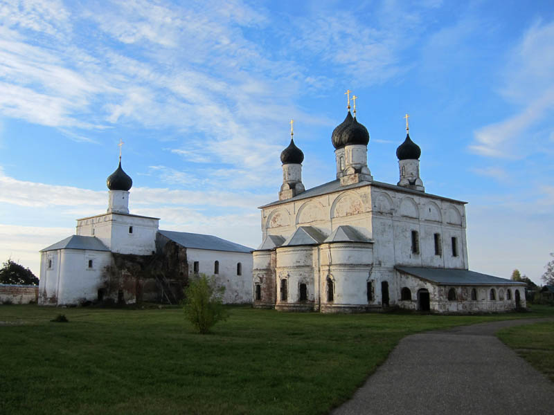 Благовещенская церковь и Троицкий собор в Макарьевском монастыре.