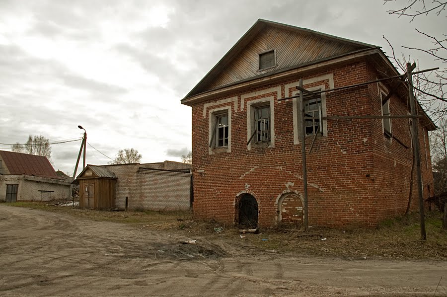 за Костромой, Макарьев