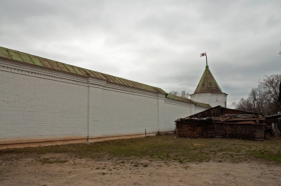 за Костромой, Макарьев
