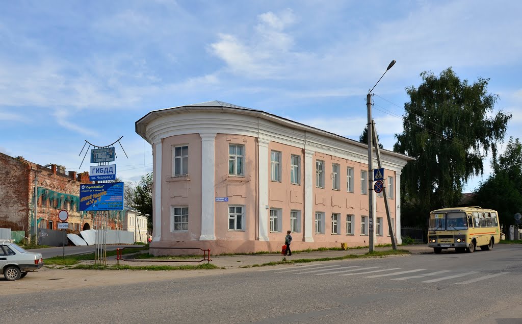 Дом купца Хворинова («дом-носок») 18 в. ул. Ленина,1.  Был местом остановки императора Павла Первого  в июне 1798 года в дни посещения г. Нерехты.