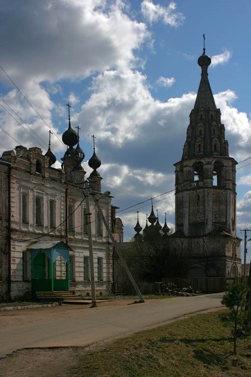 Солигалич, Воскресенский монастырь (осн. 1335 г.). В запустении, колокольня треснута пополам. Церкви Воскресения Христова и Богоявления Господня. 01.05.2007