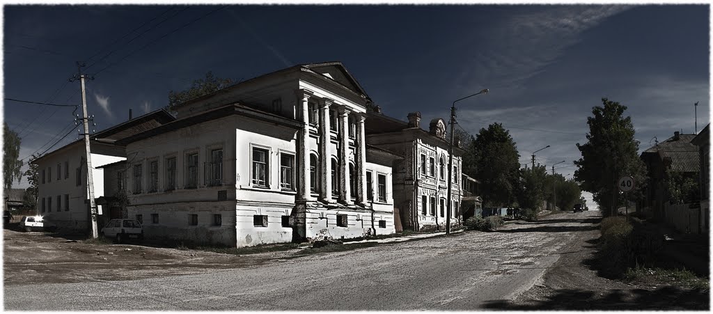Старые дворцы..