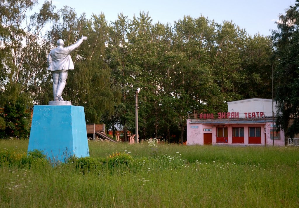 Lenin showing directions to movie theater