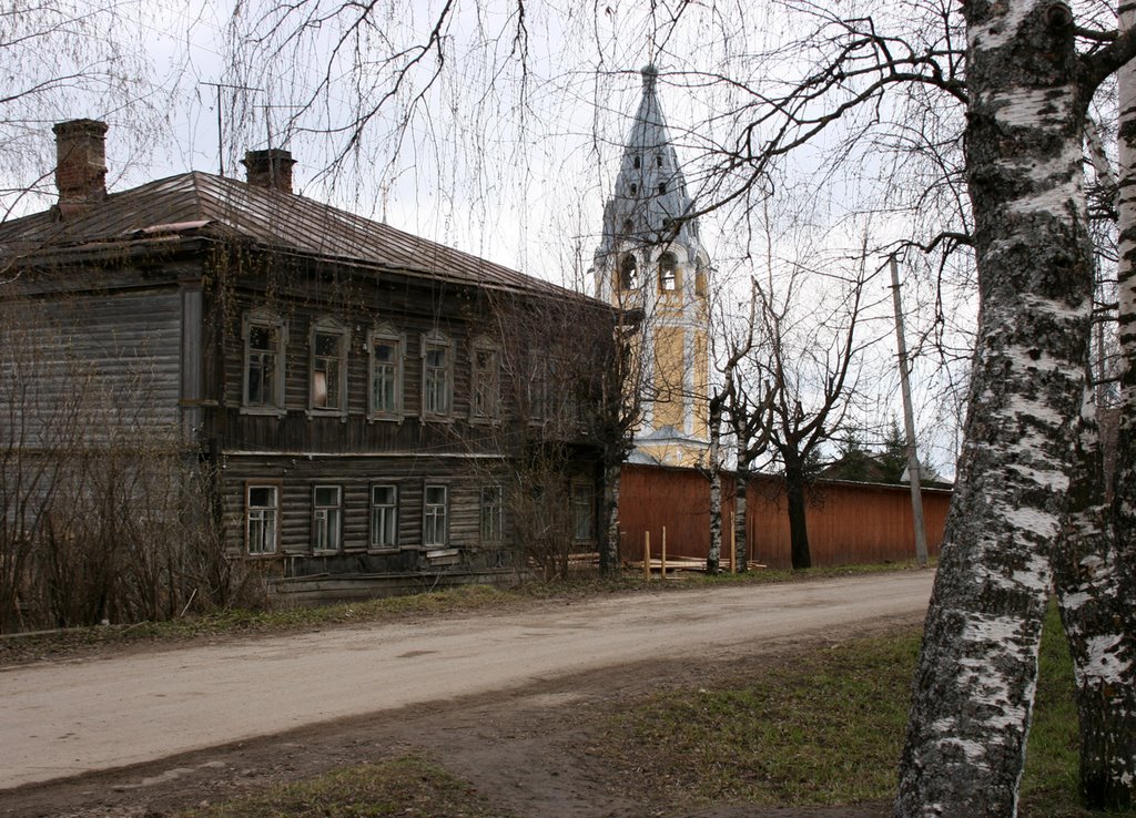 Чухлома, ценрт города, Успенская церковь (апрель 2007)
