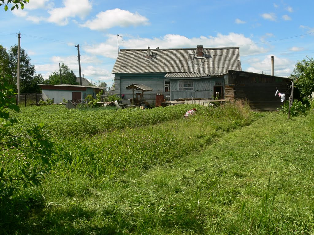 Оставленный в 2007 году родной дом семьи, вид с межника