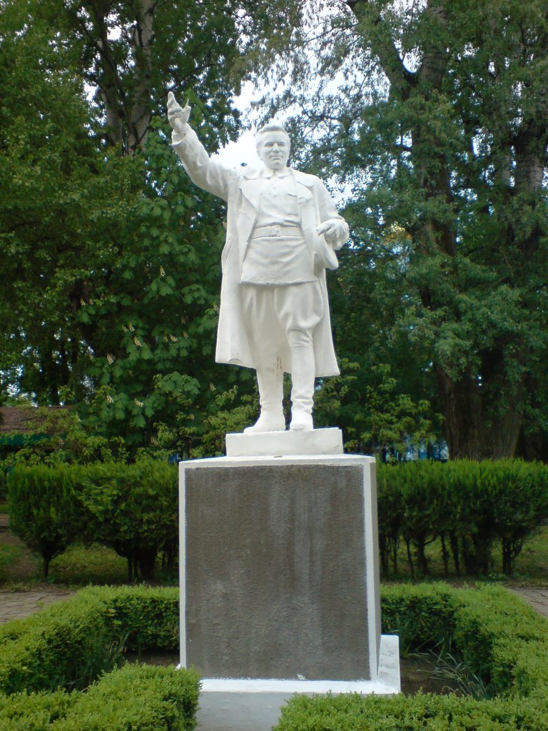 Памятник в парке