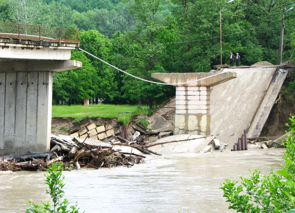 The destroyed bridge over the elements in the r.Psheha, Apsheronsk city  - Разрушенный стихией мост через р.Пшеха в г.Апшеронске