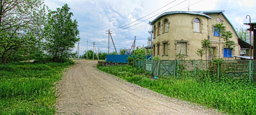Apsheronsk city, a house near the new bridge over the river Pshekha - г. Апшеронск, домик рядом с новым мостом через р. Пшеха
